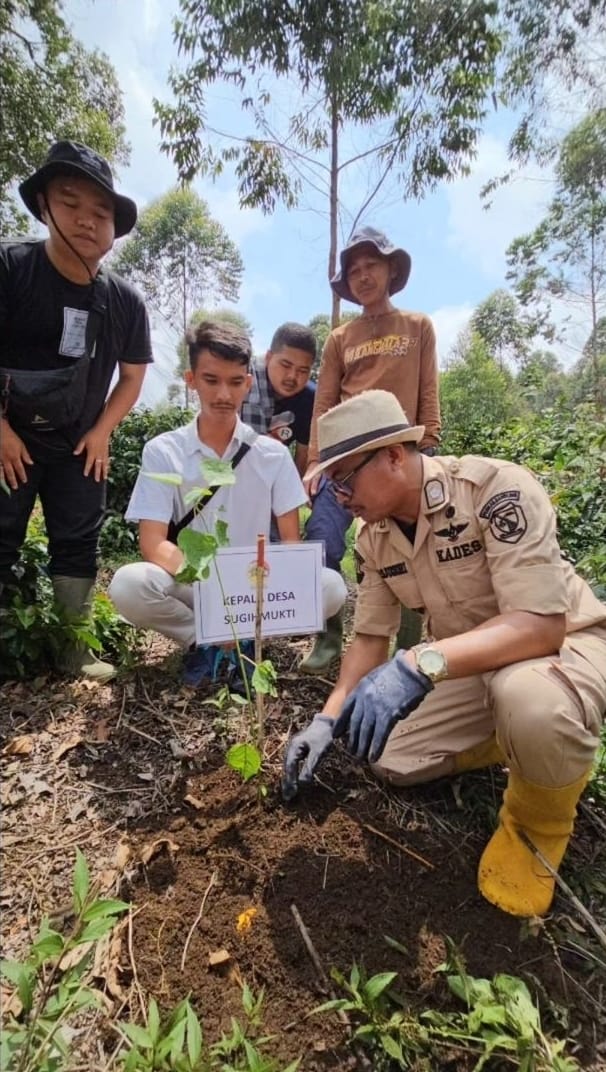 Kegiatan Menanam Pohon Indonesia di Desa Sugihmukti